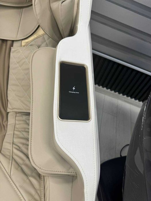 Массажное кресло с функцией подогрева для комфорта.