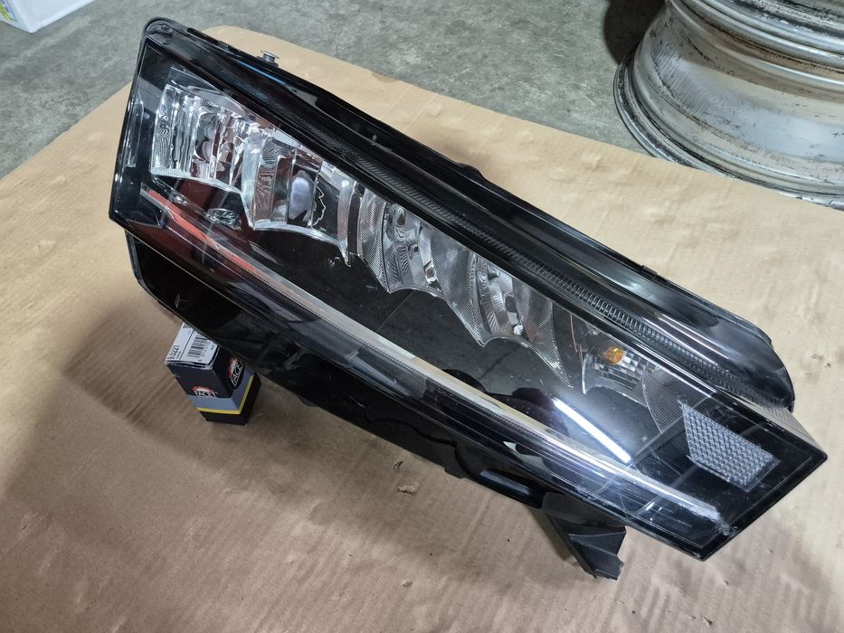 Десен фар SKODA Octavia IV full led 5E4 941 016 Шкода Октавия
