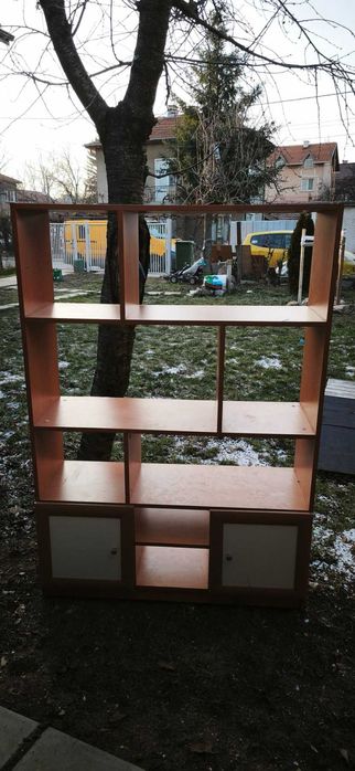 Трикрилен гардероб и етажерка