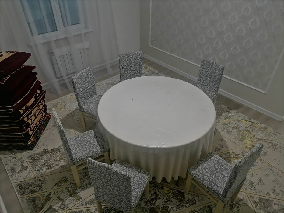 Продаю гостиный стол и стулья