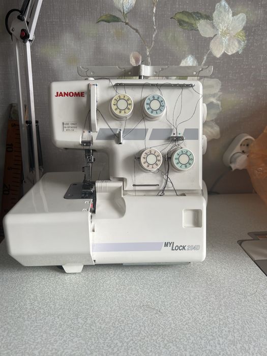 Продам оверлог, писать на вацап.