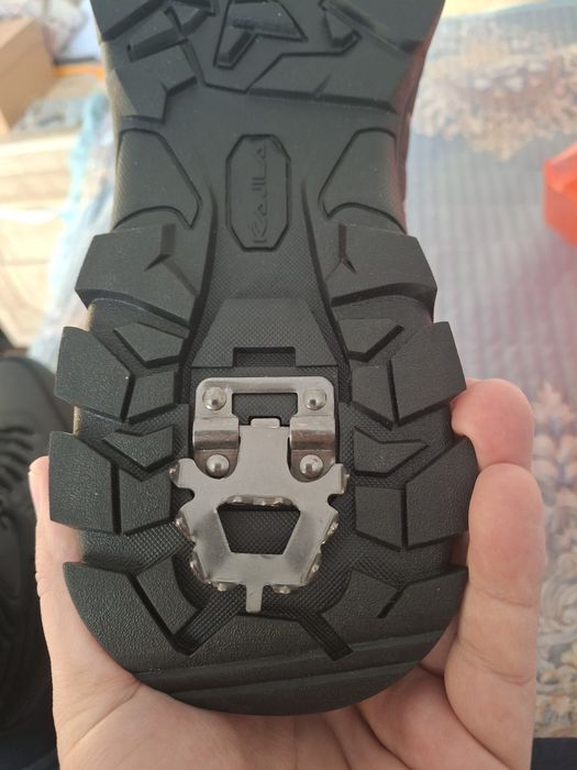 Продается зимние ботинки