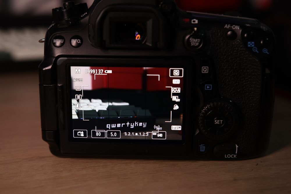 Aparat foto Canon Eos 70D cu obiectivul de kit