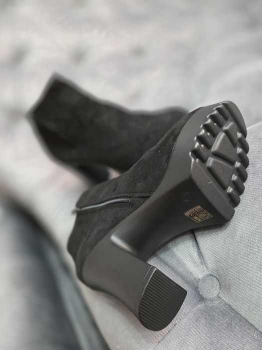 Продаю полусапожки замшевые