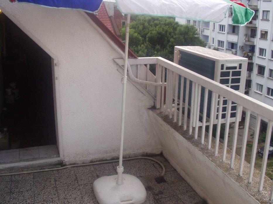 дървена  закачалка и чадъри