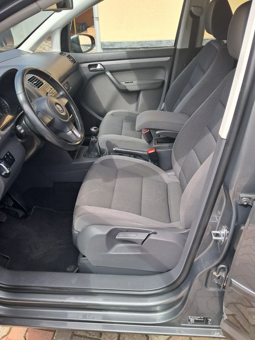 Volkswagen Touran motor 2L diesel an 2011 7 locuri