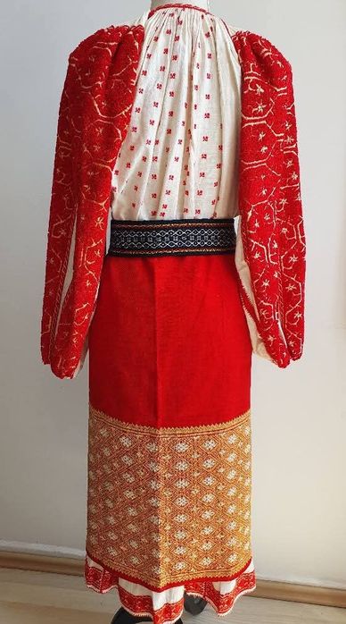 Costum popular (ie/camasa cu poala, catrinte, sorturi, fote, oprege)