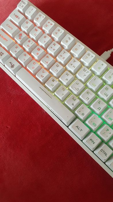 Sotuvda RGB klaviatura