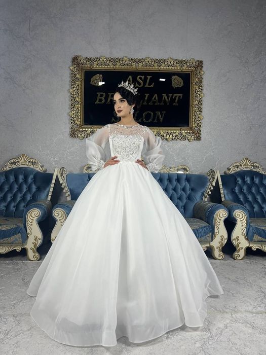 Vitrinada turgan kelin liboslarmiz  sotiladi