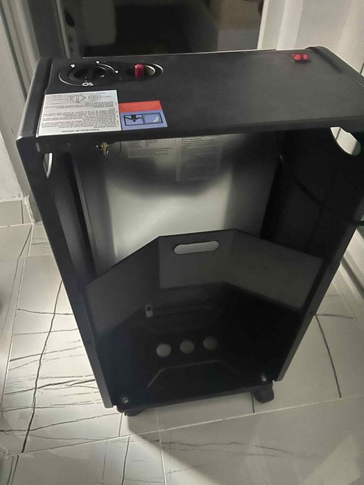 Cuptor utilizat doar 2 zile,cam 2-3 ore pe zi,folosit pe curent!