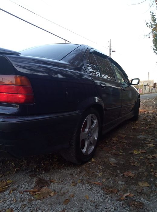 Продам BMW 320 объем 2 л
