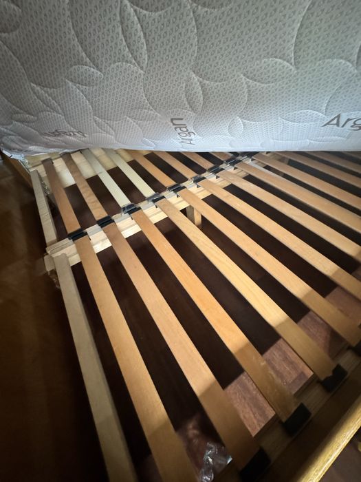 Dormitor lemn masiv (pat 160x200 + 2 noptiere + șifonier) – stare foarte bună