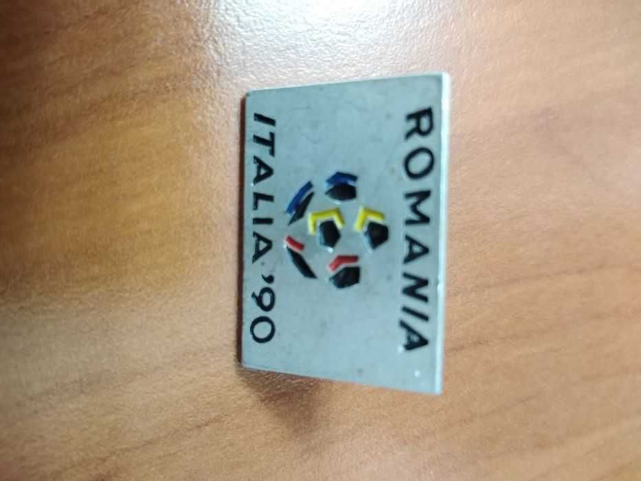 Vând sau schimb insignele din imagini,un carnet UTC si unul de pionier