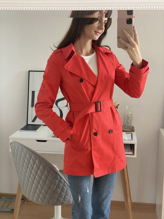 Червен тренч с колан на Bershka