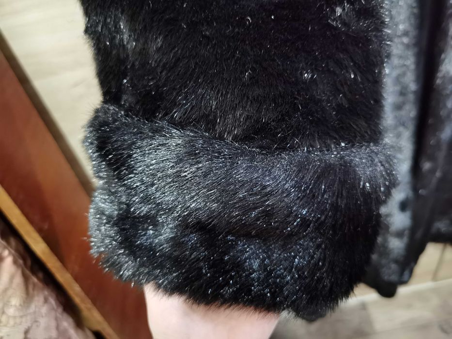 Луксозно зимно палто с интересна яка за изискани дами