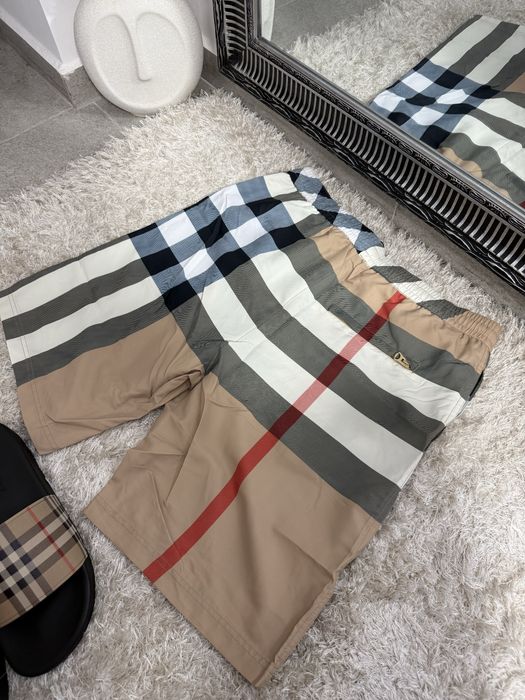 Sort de baie Burberry colectie noua vara 2025