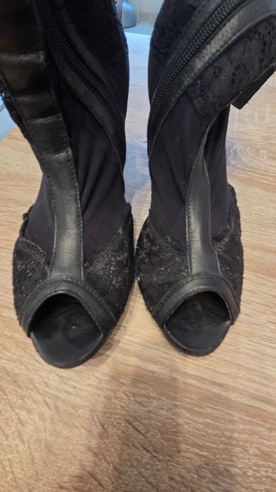 Черни дантелени летни боти.