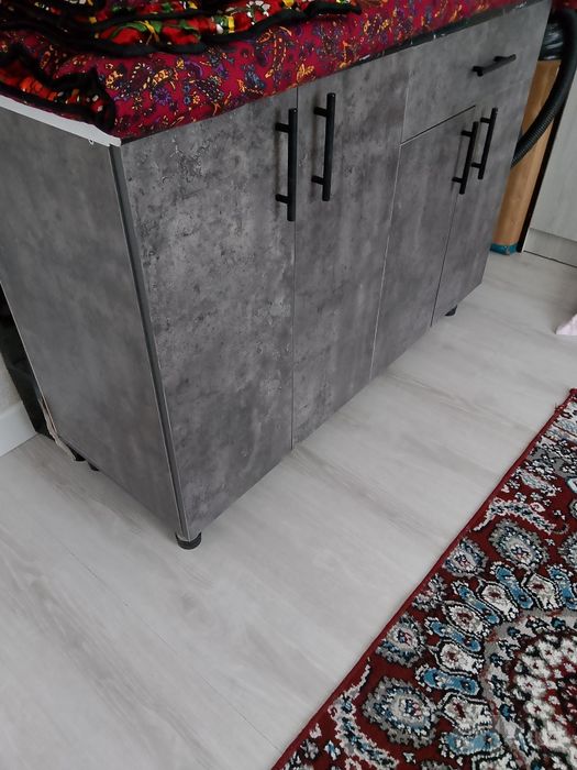 Kuxinniy mebel usti rabochiy stol