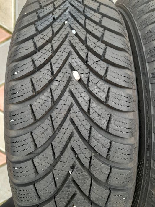 Vand 2 anvelope de iarna 175 65 r14 MAXXIS aproape noi