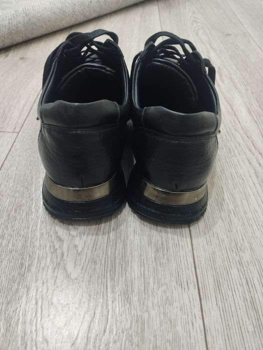 Продам кроссовки