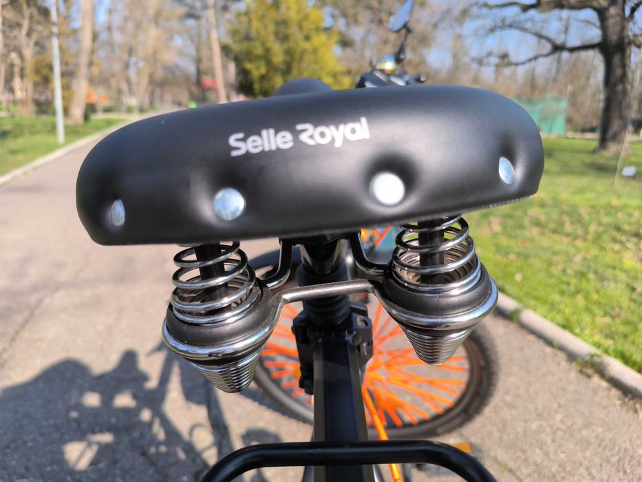 Vând bicicletă cu cadru de aluminiu.