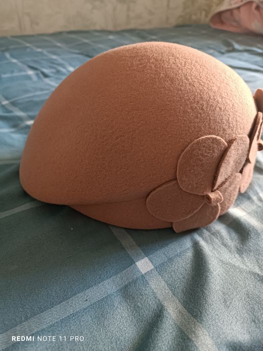 Берет стильный цвета camel