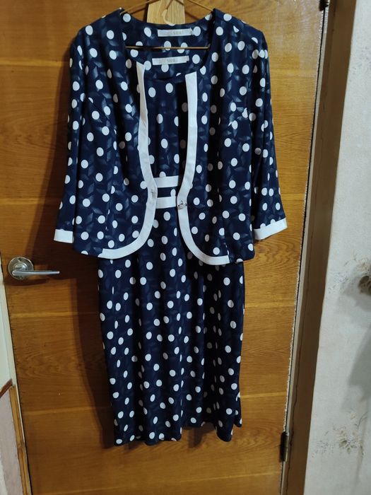 Женский костюм- платье и пиджачок. А также летние брюки , широкие.