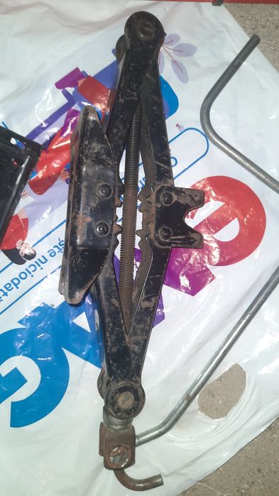 Trusa medicala auto, cric auto, benzi reflectorizante trimit oriuinde