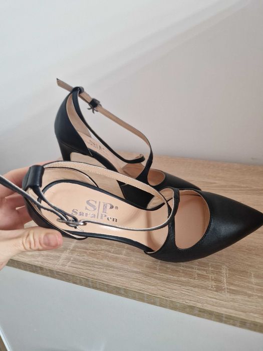 Обувки на висок ток на марката Sara Pen