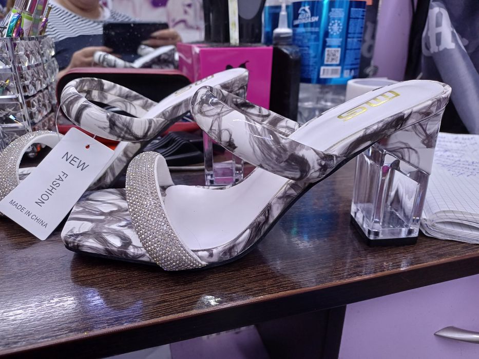 Босоножки на каблуке