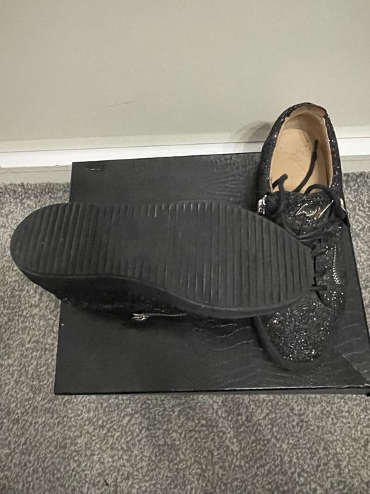 Vând sneaker Philipp plein si Giuseppe zanotti
Nu răspu
 Giu