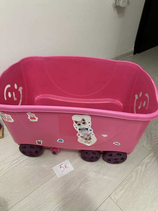 Продавам контейнер с детски играчки