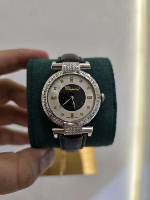 Продам золотые часы Шопард Империал с бриллиантами.