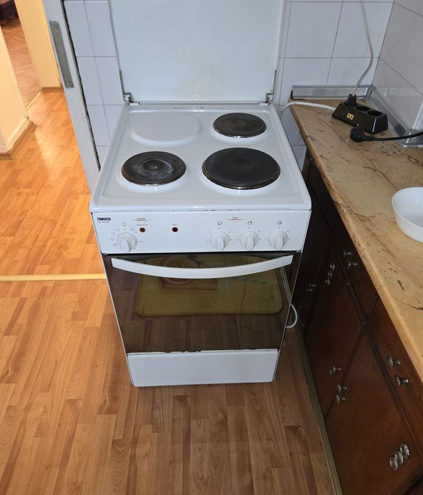 Мебели диван маса гардероб шкаф легло климатик