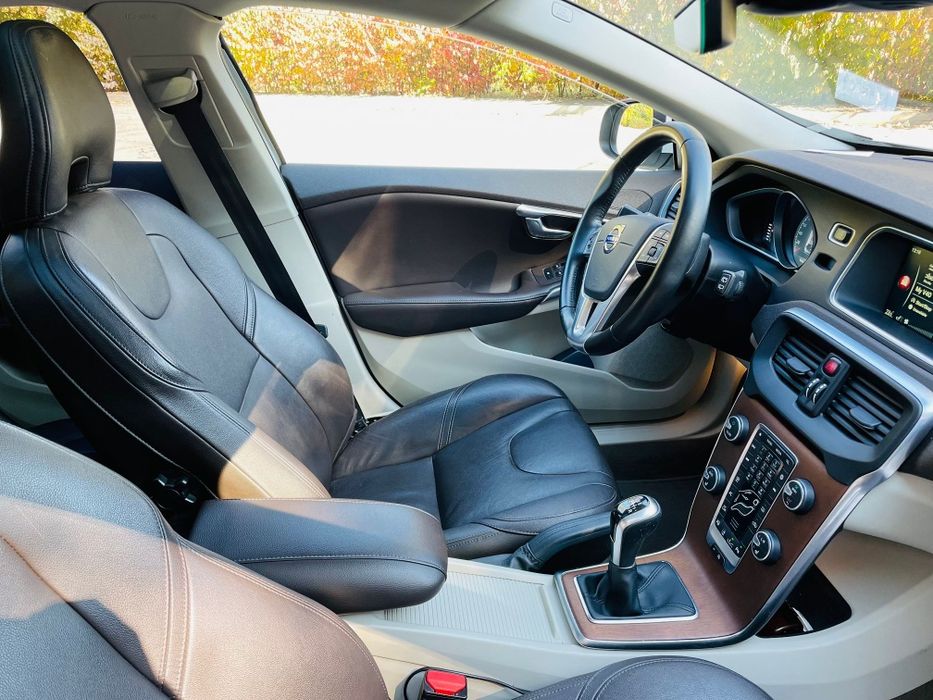 Volvo v40 - an 2016 euro 6 motorizare diesel. 120 cp FULL