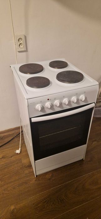 Плита с духовкой и вытяжкой