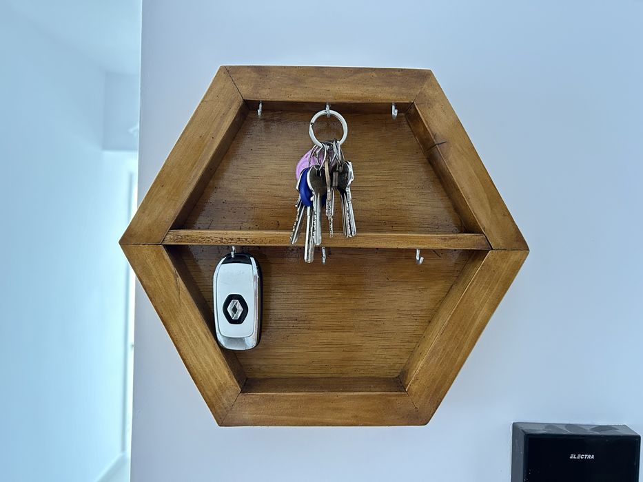 Raft de chei unicat in forma de hexagon