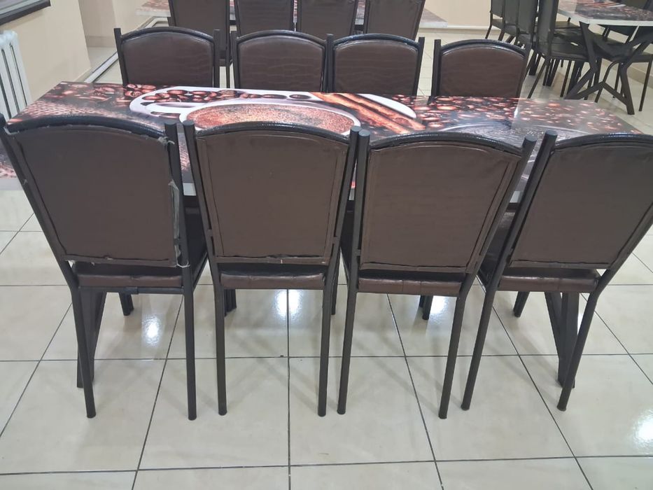 Стол стуля в хорошем состоянии