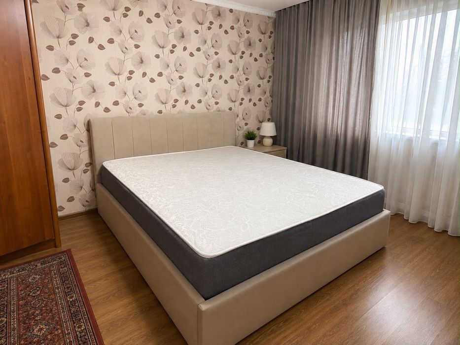 Двуспальная кровать и матрас