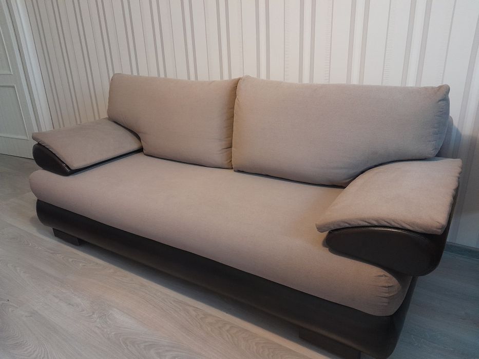 Срочно продам диван в отличном состояний.