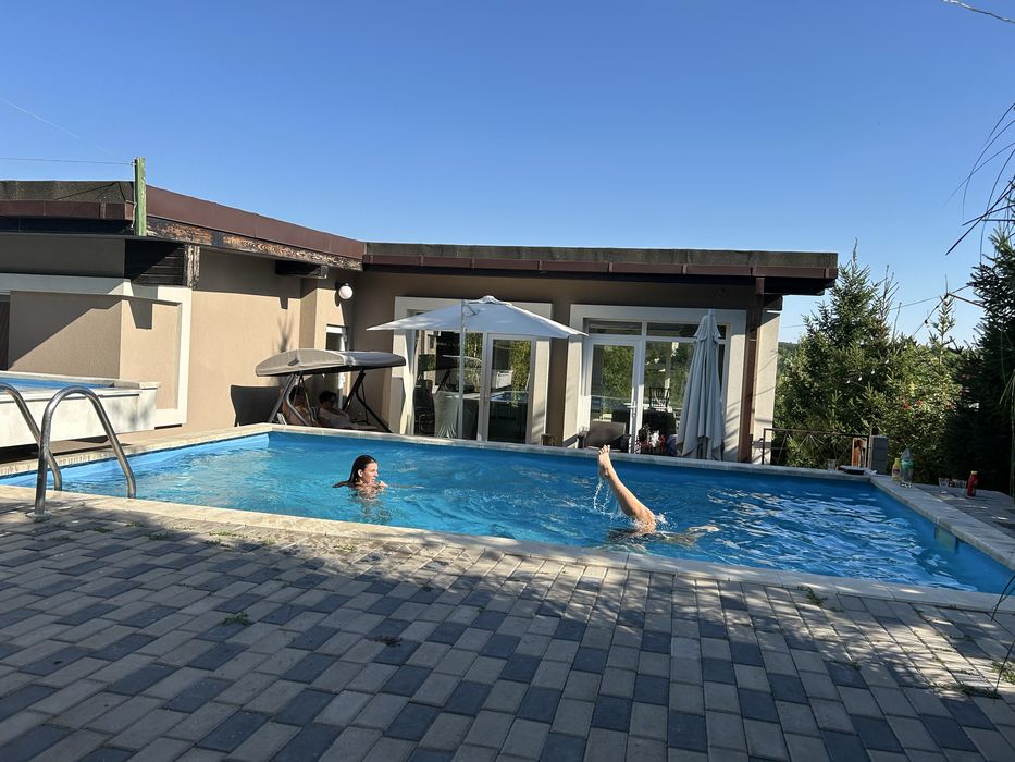 Locatie de evenimente cu piscina pe malul lacului