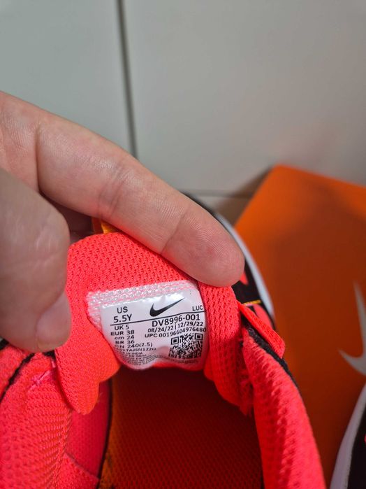 НОВИ Nike маратонки