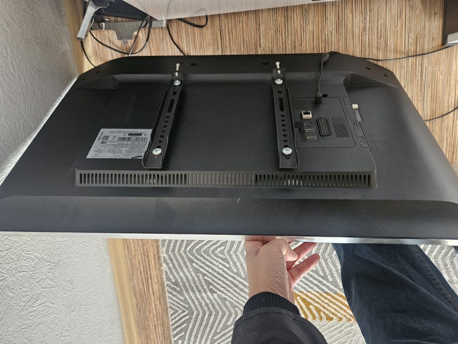 Смарт телевизор самсунг, простой телефон lg