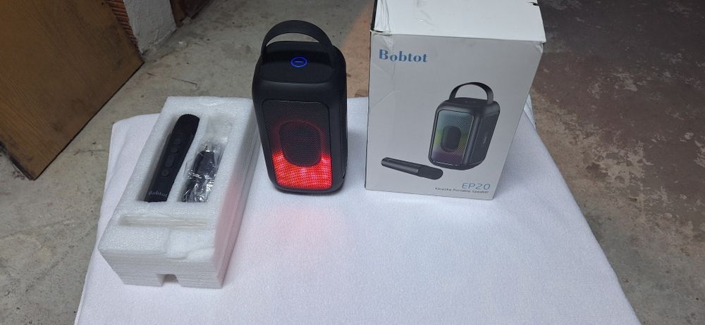 Bobtot Bluetooth колонка с микрофон RGB светлини които може да ги спреш