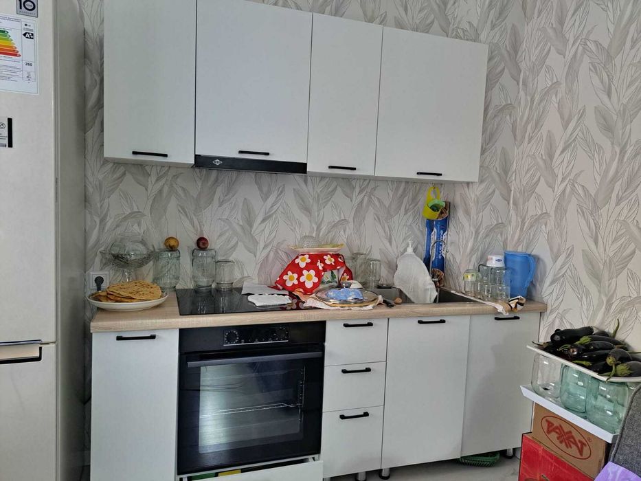 кухня , вместе мойка с краном и возможно с варочной поверхностью