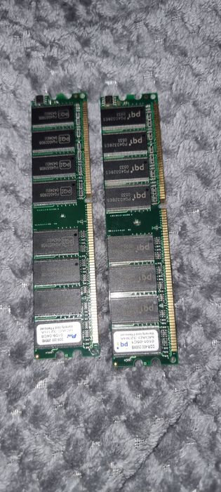 Модуль оперативной памяти DDR-400 объемом 256 МБ