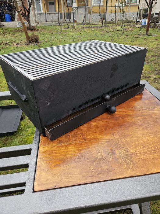 Метално барбекю с плот