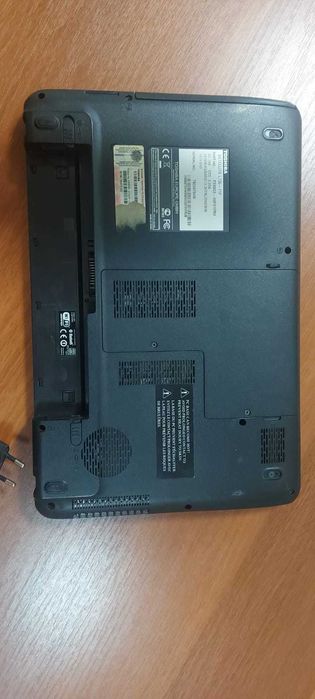 ноутбук TOSHIBA красный