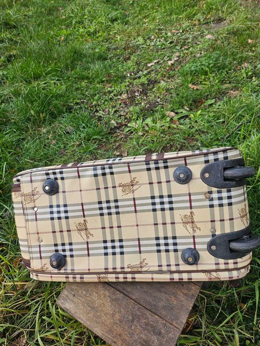 Burberry голяма чанта на колеленца с издърпваща дръжка