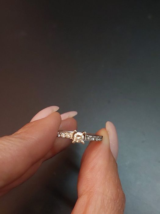 Продаётся бриллиантовое кольцо